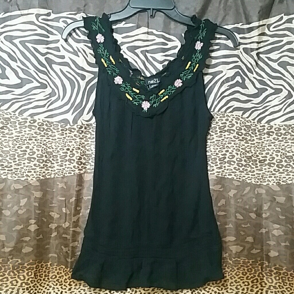 Trendy top with beautiful embroidery!!!